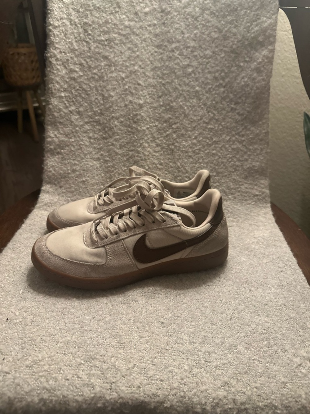 Nike Unisex Low-Top Sneakers in Beige with Brown Swoosh